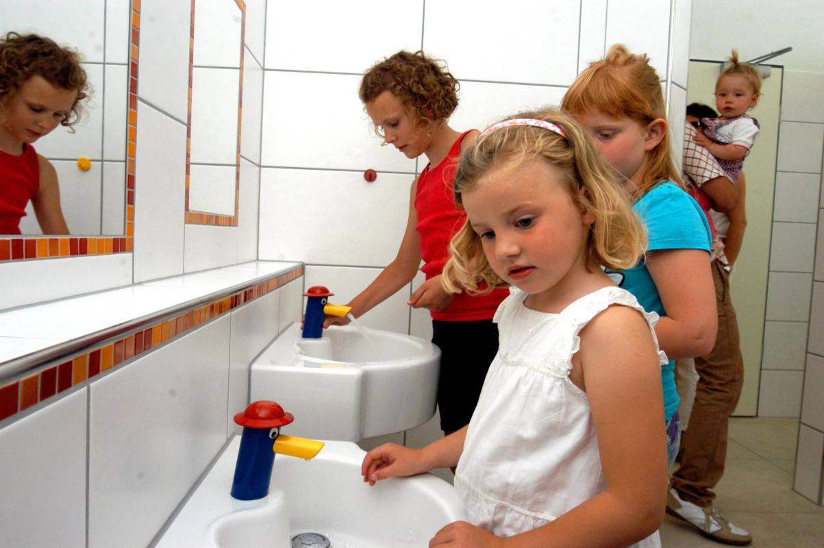 Sanitärhaus-Fliederweg-Kinder