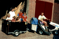 1996-01-Herr-Kersten-mit-Iseki-und-Kindern-im-Hof