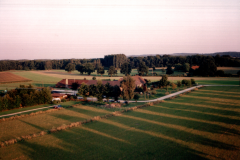 2001-Luftbild-Hof-und-Einfahrt-und-Feld