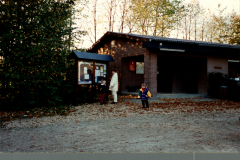 1994-Clubhaus-mit-dem-neuen-Schaukasten_004605