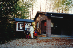1995-Clubhaus-und-Schaukasten-Birgit-und-Kinder