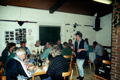 2000-Bau-Spielplatz-Biechen-im-Clubhaus-mit-Helfern