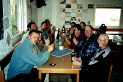 2000-Bau-Spielplatz-Helfer-im-Clubhaus