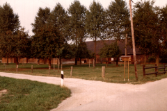 1983-alte-Platzzufahrt-mit-Holzschild_004546