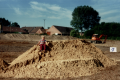 1994-Erdarbeiten-Mobilheimpark-Neuanlage-Sandhaufen-Blick-auf-Hof