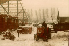 1980-Hallenumbau-Winter-Geruest-alter-Trecker