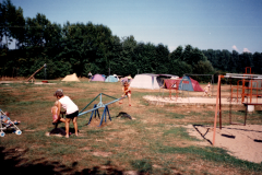 1994-alter-Spielplatz-mit-Zeltern
