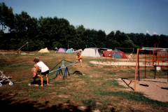 1994-grosser-Spielplatz-mit-Zelten_004607