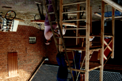 1997-Bau-Spielplatzturm-im-Hof-mit-Campern-Kopie