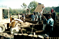 2000-Bau-Spielplatz-Anlage-Sandkaesten-und-Balancierstamm