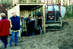 2000-Bau-Spielplatz-Aufbau-des-UnterstandesHerr-Kerstens-Bushaltestelle_004570