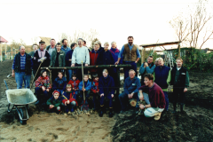 2000-Bau-Spielplatz-Bild-mit-allen-Helfern
