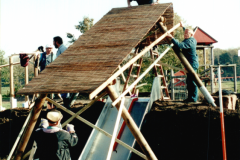 2000-Bau-Spielplatz-Die-Rutsche-bekommt-ein-Sonnendach_004575