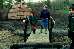 2000-Bau-Spielplatz-Kletterwand-und-Bruecke-fertig