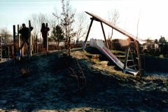 2000-Bau-Spielplatz-Rutsche-und-Stelzen