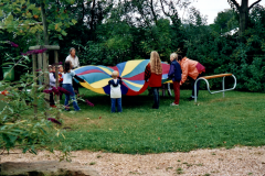 2005-Kinder-Mitmach-Programm-Spielplatz-Schwungtuch