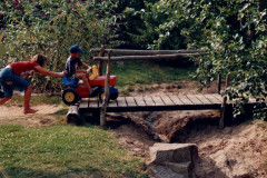 2005-Spielplatz-Bruecke-Kind-Trettrecker