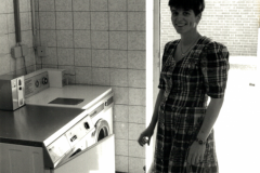 1994-Birgit-im-alten-Waschmaschinenraum-im-Meisenweg