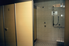 1999-Sanitaerhaus-Meisenweg-Duschen-neu-gelb