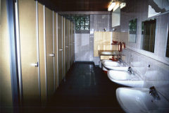 1999-Sanitaerhaus-Meisenweg-Kabinen-gelb-neu-und-Waschbecken