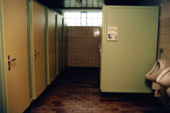 1999-Sanitaerhaus-Meisenweg-WC-Herren-Anstrich-Tueren